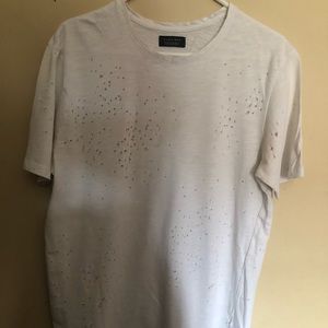 ZARA men’s distressed white tee.